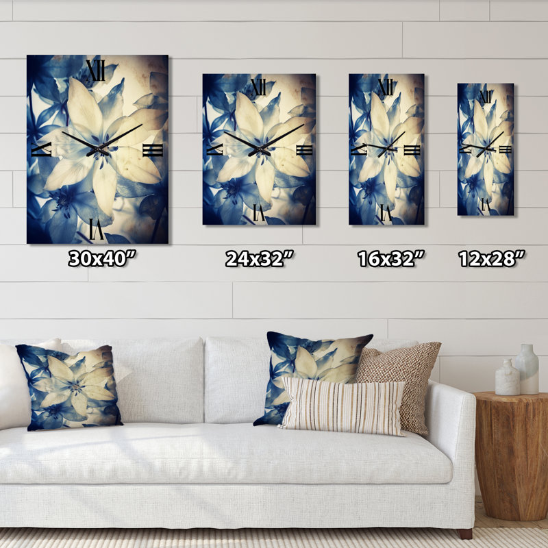 Horloge murale rétro Botanical Wildflowers in Faded Blue III, H 32 po x l 16 po x P 1 po