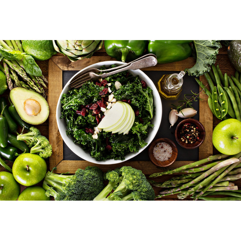 Salade de chou frisé et légumes, H 8 po x l 12 po