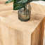 Table basse moderne, 30 x 30 x 50 cm, avec une texture de grain de bois naturel et une finition délicate qui met en valeur votre salon.
