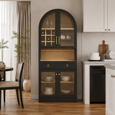 Bar à vin 70 po Farmhouse: armoire vitrée arquée, armoires arquées et bar à café avec support à vin et porte-verres à vin