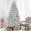 Arbre de Noël enneigé 6 pi avec 350 lumières UL colorées et 36 pommes de pin naturelles - 888 pointes en PVC enneigées, branches articulées, support en métal stable, installation facile