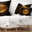 Particules brillantes jaunes - coussin imprimé abstrait