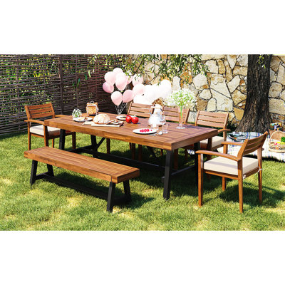 Repas d'extérieur avec chaises en bois, coussins amovibles, pieds ergonomiques confortables et réglables pour les sièges de patio