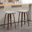 Tabouret pivotant rembourré Bomia avec structure en bois massif et dossier en similicuir en L-145104832-221022961