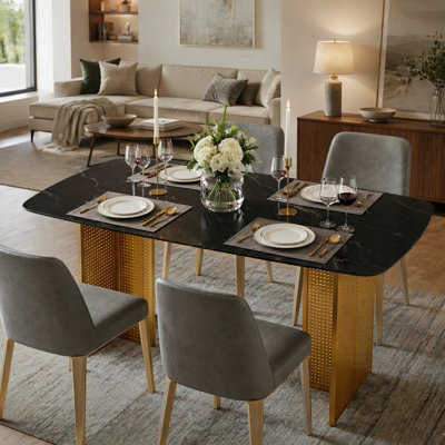 Table de salle à manger rectangulaire en verre trempé de style moderne pour 6 personnes, avec un design en marbre avec des pieds en métal évidés, une table de salle à manger idéale pour les salons et les bureaux à domicile.