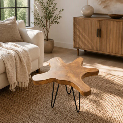 Table d'appoint 23,5 po x 19,5 po x 15,5 po en bois de teck récupéré brun avec motif à bord vif et pieds en épingle à cheveux noirs (imperfections uniques et biologiques)