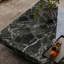 Table basse minimaliste de luxe en marbre vert d'automne-786367972