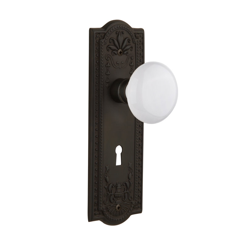 Plaque Meadows avec trou de serrure décoratif et bouton de porte en porcelaine blanche, Bronze frotté à l'huile, 2 3/8 po