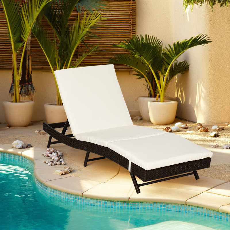 Chaise longue inclinable d'extérieur réglable avec coussins et détails en rotin PE
