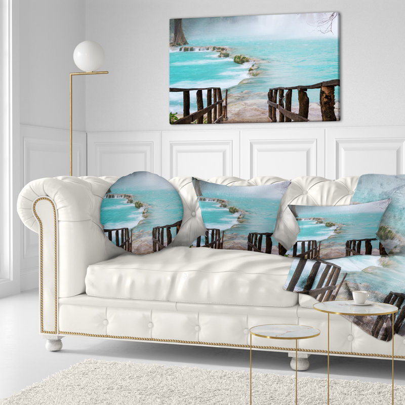 Coussin lombaire en cascade à l’ancien pont de mer au mexique