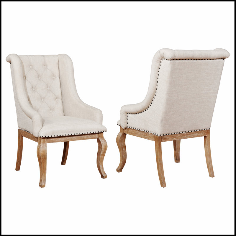 Ensemble de 2 chaises de salle à manger brun Fremont Barley alliant élégance traditionnelle et confort moderne.
