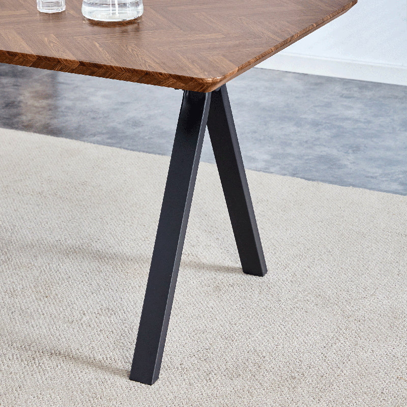 Table de salle à manger rustique en bois au fini noyer