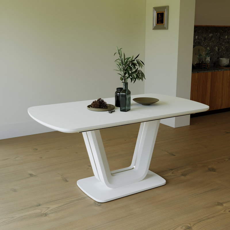Table de salle à manger blanche avec pieds en forme de U pour une fonction extensible pratique