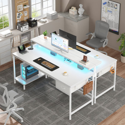 Petit bureau d'ordinateur de bureau à domicile avec prise de courant et support pour unité centrale, bureau de jeu avec support pour écran et lumières DEL
