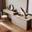 Coiffeuse moderne et minimaliste au pied du lit dans la chambre à coucher