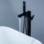 Robinet de baignoire autoportant à poignée simple 34,45 po Modern avec douche à main-129414752