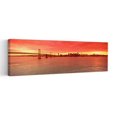 Pont sur une baie avec l'horizon de la ville en arrière-plan, pont de la baie, baie de San Francisco, San Francisco, Californie, États-Unis