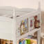 Lit mezzanine bas simple en bois massif avec garde-corps pleine longueur, échelles et bibliothèque à côté, design chic et sécuritaire pour les enfants-327914612-327914610