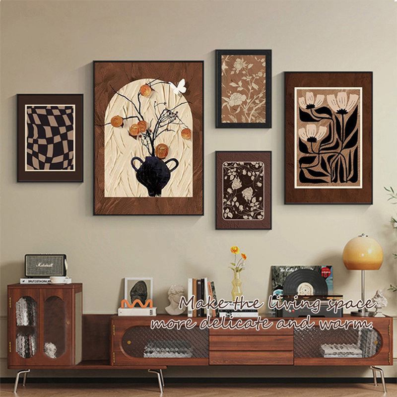 Un ensemble de décoration murale rectangulaire en toile de style Mid-Century de cinq pièces, adapté pour une utilisation dans le salon.