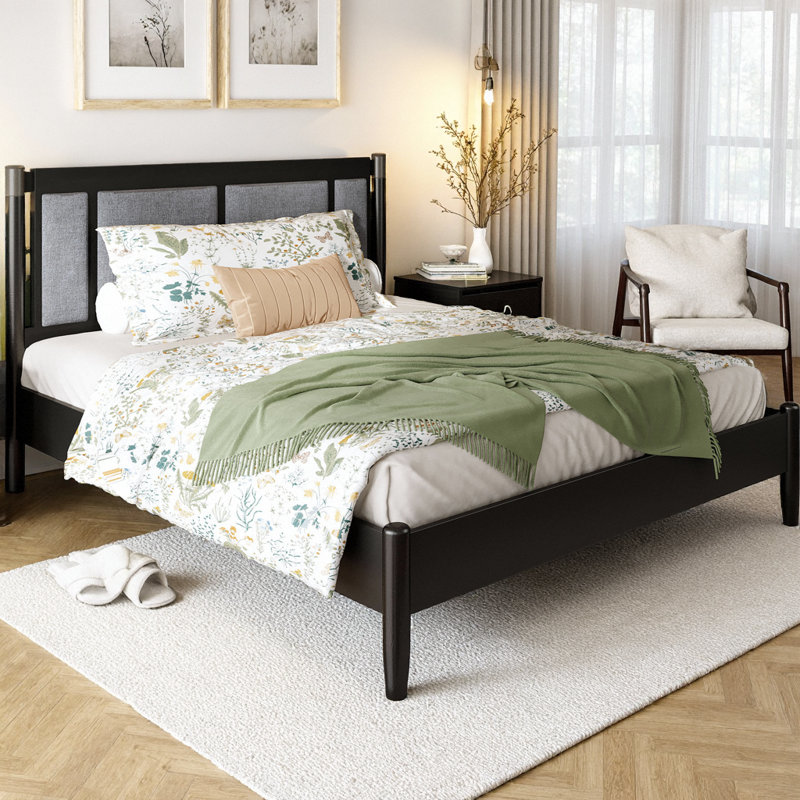 Grand lit plateforme en bois massif avec tête de lit tapissier et poignées en métal, support robuste de 500 lb sans sommier, meubles de chambre de ferme moderne avec espace de rangement