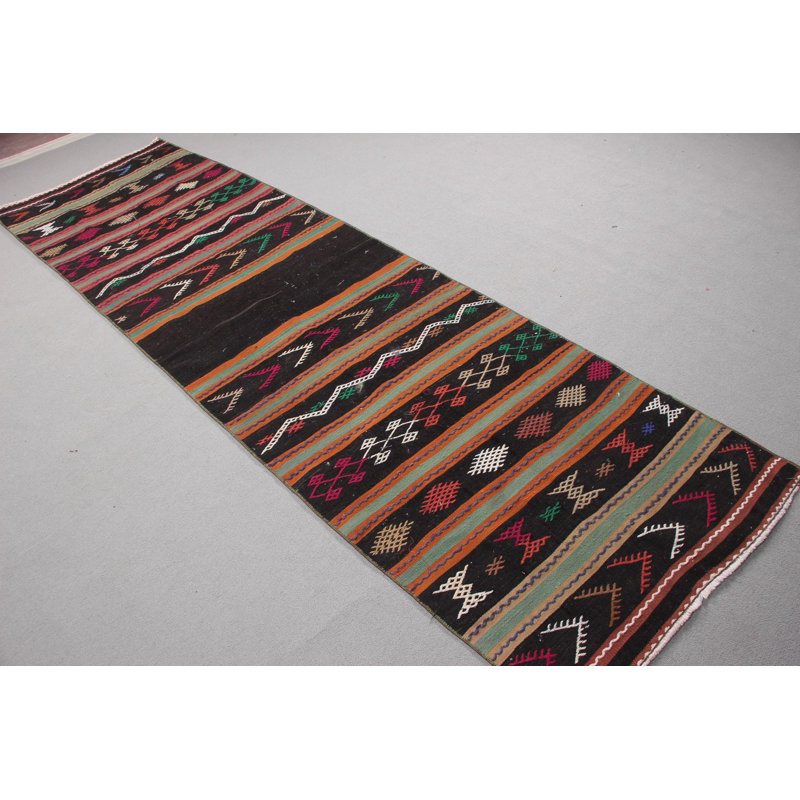 Tapis de style kilim turc tissé à la main dans un style boho chic parfait pour la cuisine ou le salon avec un motif complexe noir et rouge