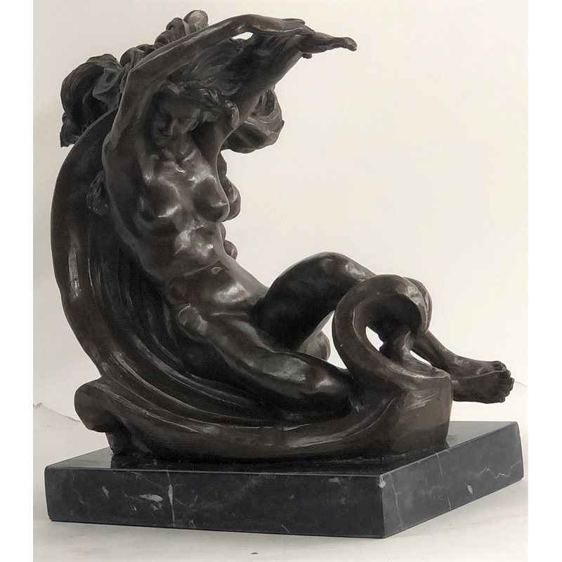 Sculpture Frio Venus reposant sur la lune