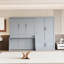 Grand lit moderne gris avec assemblage pratique et rangement offrant un look hydraulique et efficace