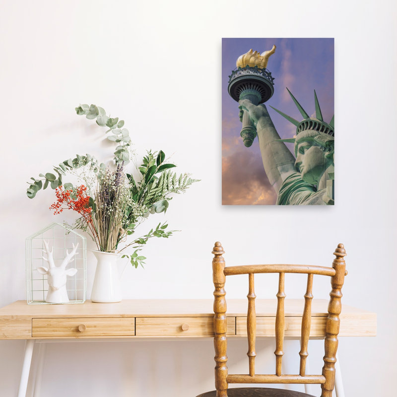 Affiche murale abstraite contemporaine représentant la Statue de la Liberté et la Torche Dorée, architecture urbaine.