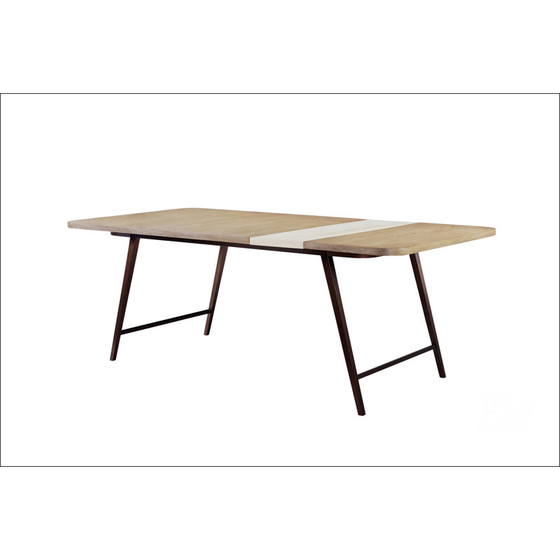 Table de salle à manger asymétrique en pierre avec un design unique, parfaite pour les espaces de salle à manger modernes et élégants.