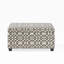 Repose-pieds de rangement polyvalent avec un motif unique et beaucoup d'espace, parfait pour organiser et rehausser n'importe quelle pièce