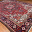Tapis géométrique rouge en laine noué à la main 8 pi x 11 pi 10 po Heriz Collection Rectangle