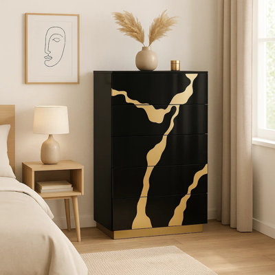 Commode haute 5 tiroirs Goldie, bois noir et or, rangement pour chambre