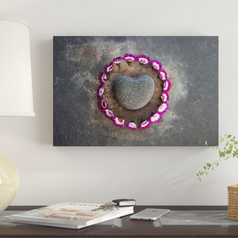 Sea Stone Heart - reproduction de photo sur toile, H 32 po x l 48 po x P 2 po, Cadre flottant
