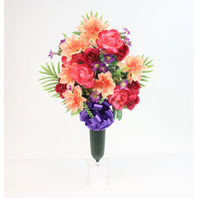 Arrangement de pivoines et de renoncules dans un vase de cône