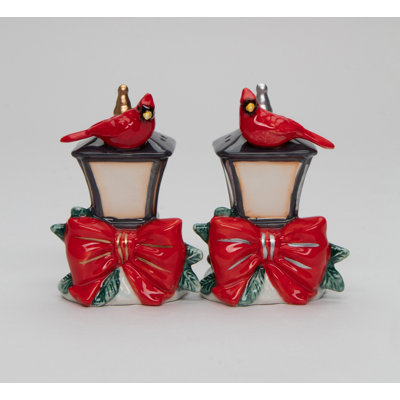 Cardinal près de la lampe sel et poivre