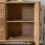 Buffet de rangement avec 3 tiroirs et 2 portes en bois clair et motif géométrique