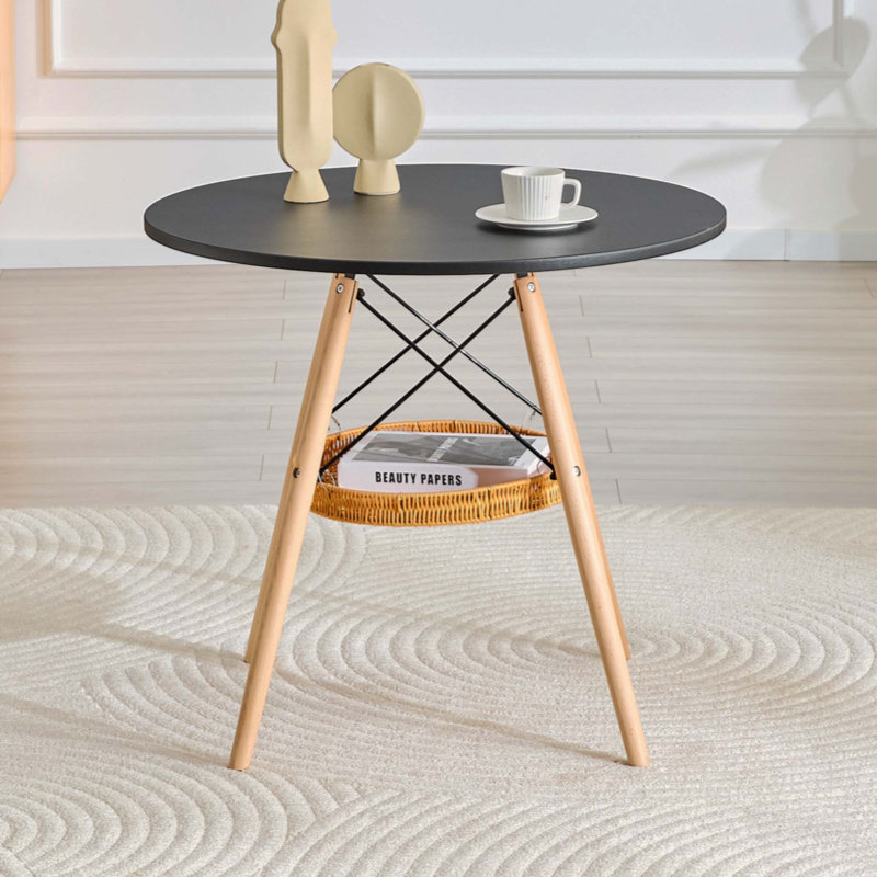 Table de salle à manger ronde, plateau en MDF thermoformé, pieds en bois massif, avec panier de rangement suspendu en osier. Une table basse décontractée, idéale pour 2 à 4 personnes.