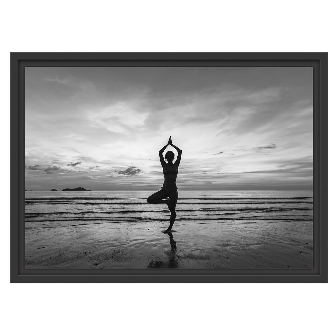 Gerahmtes Wandbild Yoga am Strand Kunst B&W