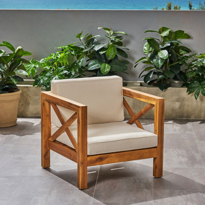 Chaise moderne du milieu du siècle : en bois avec coussins d'assise imperméables pour l'extérieur, revêtue de tissu d'ameublement.