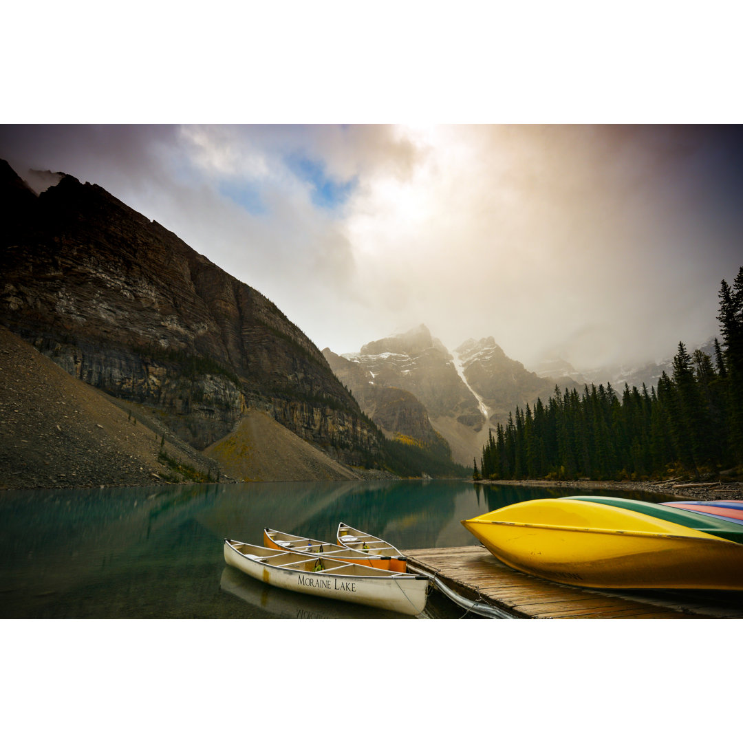 Bunte Kanus im Moraine Lake von Wildroze - Leinwandbild