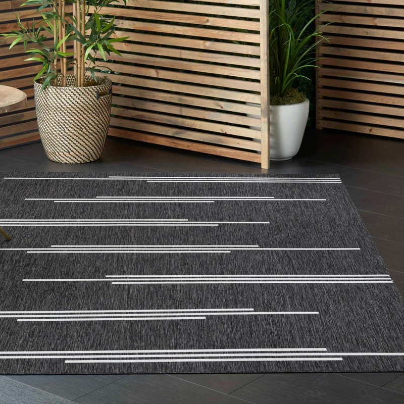 Geometric Machine Woven Polypropylene Indoor / Outdoor Area Rug in Black/White, Round 13'1"