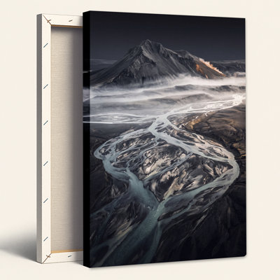 Tableau sur toile représentant une rivière tressée et une montagne volcanique dans un paysage brumeux