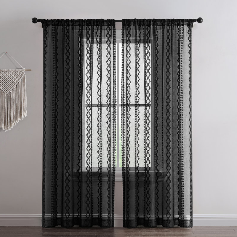 Panneau de rideau semi-diaphane avec passe-tringle Haldeman, L 52 po x L 96 po, Noir