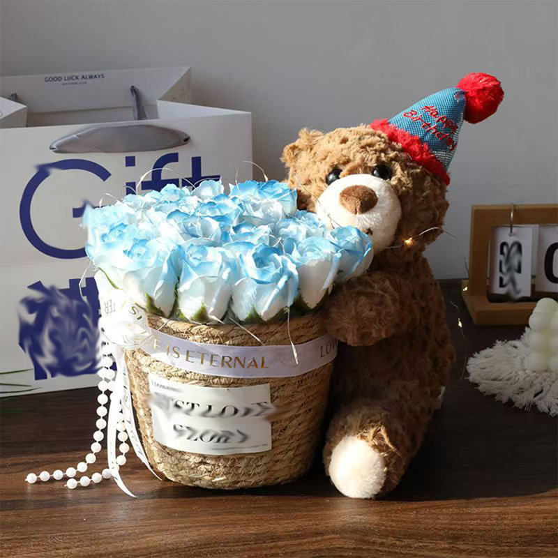14 "H Simulation de panier de fleurs, fleur de rose artificielle faite à la main avec un joli panier en rotin d'ours d'anniversaire pour un décor de bureau à domicile, cadeau de Saint-Valentin (bleu)