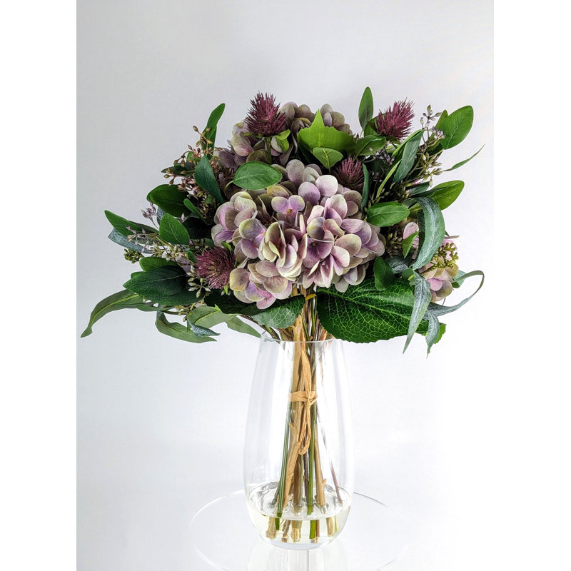 Arrangement floral hydrangées dans un vase