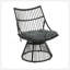 Charmante chaise en osier et table d'appoint pour vous détendre à l'extérieur