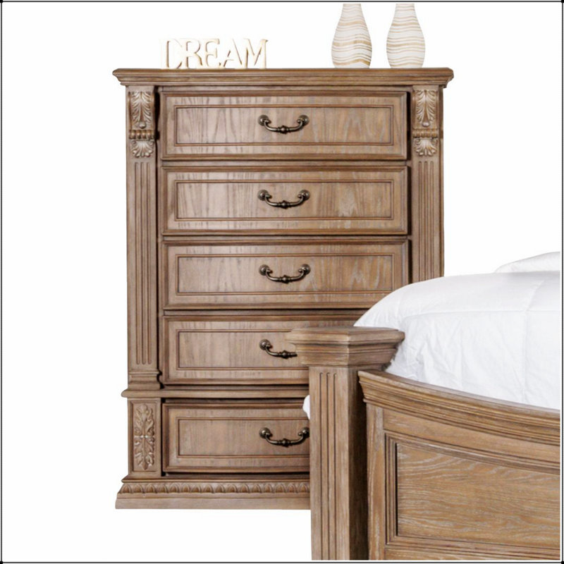 Commode 1 pièce de style transitionnel avec finition en chêne patiné, moulures dentelées et détails incurvés pour un rangement élégant dans la chambre à coucher