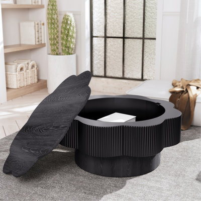 Table basse de 79 cm (31,02 po) inspirée des fleurs, noire, avec un design cannelé, une texture naturelle sur le plateau, idéale pour le bureau, avec un espace de rangement dissimulé et un piètement en forme de fleur de prunier. Placage en bois, idéal pour le salon. Grand piétement.