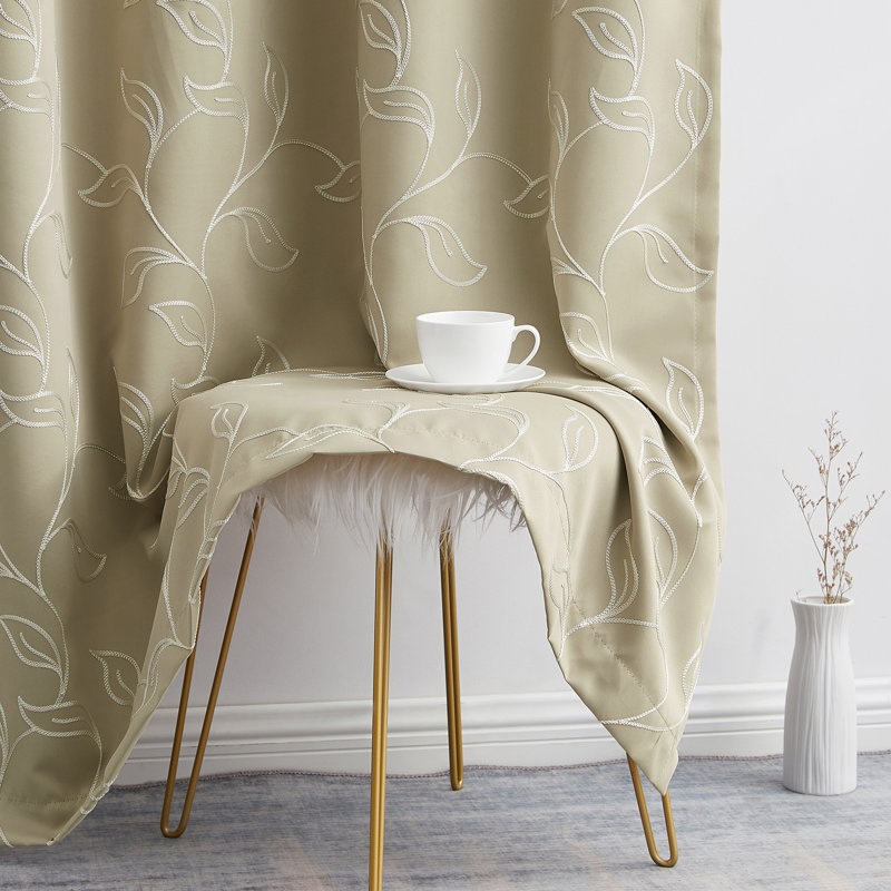 Panneau de rideau simple occultant et isolant à motif floral avec œillets Gilyard, Taupe / ivoire