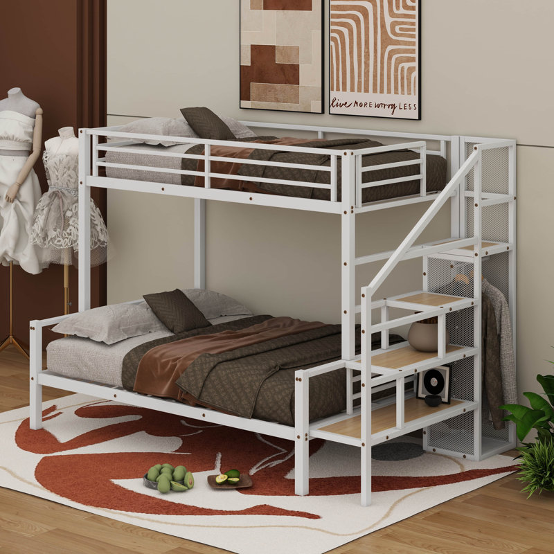 Lit simple superposé au dessus d'un lit double en métal avec escalier de rangement et garde-robe, Blanc